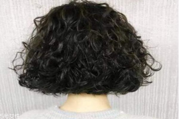 螺絲燙如何打理 螺絲燙扎起來的發(fā)型 螺絲燙如何打理 螺絲燙扎起來的發(fā)型