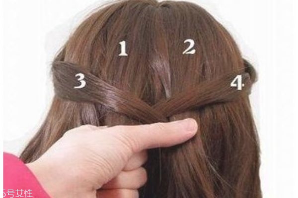 女生發(fā)型簡(jiǎn)單漂亮扎法 懶人扎出簡(jiǎn)單漂亮頭發(fā) 女生發(fā)型簡(jiǎn)單漂亮扎法 懶人扎出簡(jiǎn)單漂亮頭發(fā)