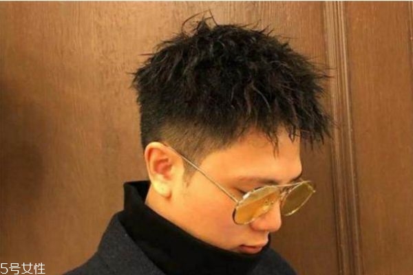 頭發(fā)硬燙錫紙燙好看嗎 發(fā)質(zhì)硬的人適合錫紙燙嗎 頭發(fā)硬燙錫紙燙好看嗎 發(fā)質(zhì)硬的人適合錫紙燙嗎