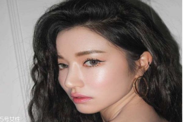 頭發(fā)精油是吹干前用嗎 頭發(fā)精油的使用方法 頭發(fā)精油是吹干前用嗎 頭發(fā)精油的使用方法