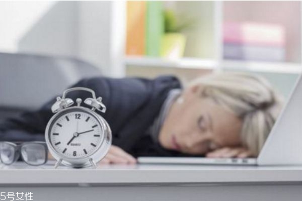 趴著睡覺流口水是怎么回事 睡覺流口水要小心 趴著睡覺流口水是怎么回事 睡覺流口水要小心