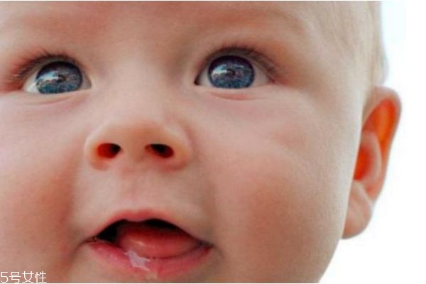 小孩流口水吃豬尾巴管用嗎 寶寶流口水的控制 小孩流口水吃豬尾巴管用嗎 寶寶流口水的控制