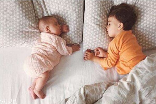 寶寶睡覺晚怎么調(diào)整 如何糾正寶寶晚睡 寶寶睡覺晚怎么調(diào)整 如何糾正寶寶晚睡