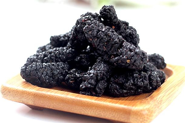 吃桑葚干可以提高酒量嗎 喝酒前吃桑葚干有用嗎 吃桑葚干可以提高酒量嗎 喝酒前吃桑葚干有用嗎