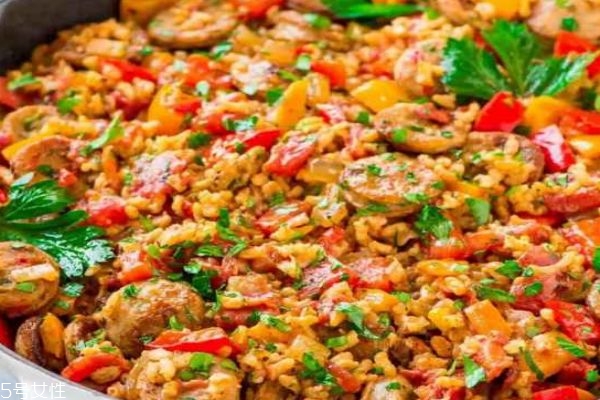 香腸香菇煲仔飯的做法 臘腸煲仔飯做法 香腸香菇煲仔飯的做法 臘腸煲仔飯做法