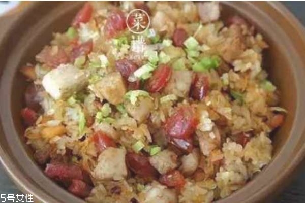 香腸香菇煲仔飯的做法 臘腸煲仔飯做法 香腸香菇煲仔飯的做法 臘腸煲仔飯做法