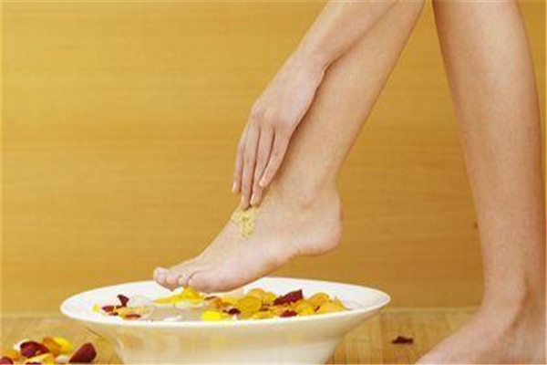 夏天泡腳的好處和壞處是什么 夏天泡腳有什么好處 夏天泡腳的好處和壞處是什么 夏天泡腳有什么好處