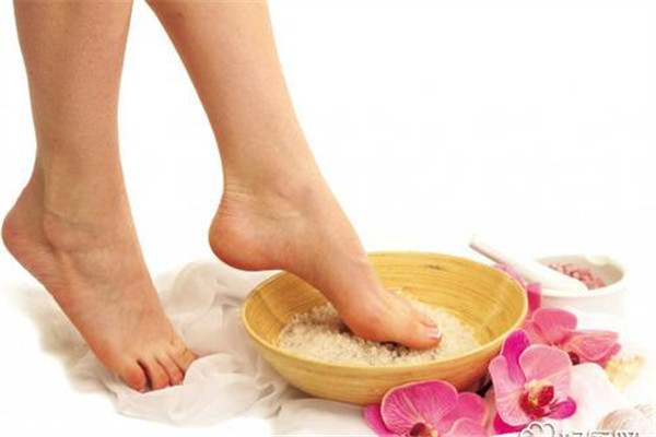 夏天泡腳大汗淋漓好嗎 泡腳應(yīng)該注意些什么 夏天泡腳大汗淋漓好嗎 泡腳應(yīng)該注意些什么