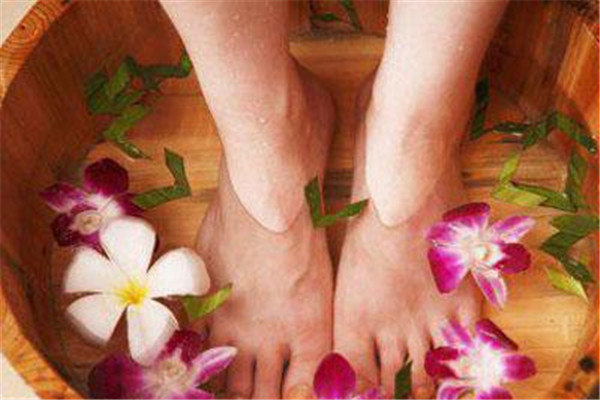 夏天泡腳大汗淋漓好嗎 泡腳應(yīng)該注意些什么 夏天泡腳大汗淋漓好嗎 泡腳應(yīng)該注意些什么