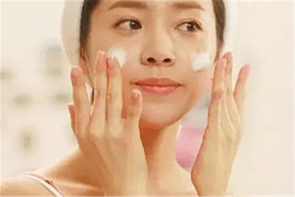 夏天護(hù)膚和冬天護(hù)膚的區(qū)別是什么 夏天和冬天護(hù)膚有什么區(qū)別 夏天護(hù)膚和冬天護(hù)膚的區(qū)別是什么 夏天和冬天護(hù)膚有什么區(qū)別