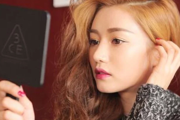 夏天怎么補妝不浮粉 夏天補妝的正確方法 夏天怎么補妝不浮粉 夏天補妝的正確方法