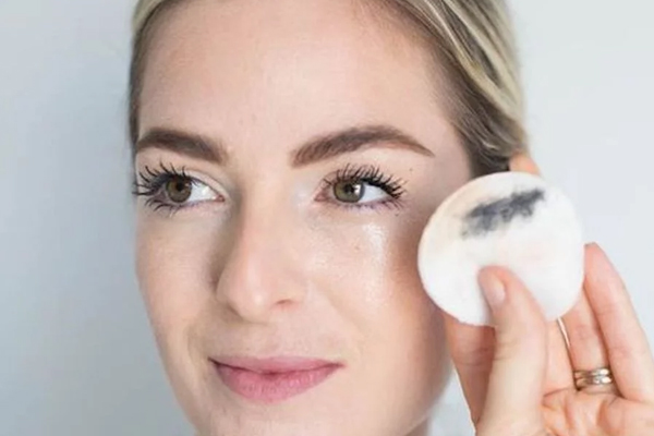 夏天怎么補妝不浮粉 夏天補妝的正確方法 夏天怎么補妝不浮粉 夏天補妝的正確方法