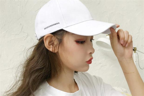 夏天戴什么帽子防曬 不同場合輕松應(yīng)對 夏天戴什么帽子防曬 不同場合輕松應(yīng)對