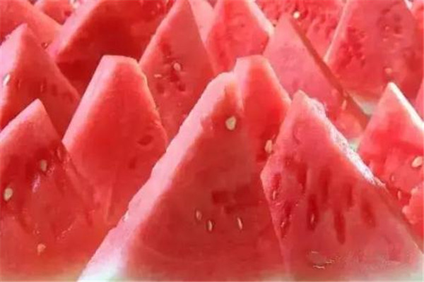 西瓜吃起來硬是為什么 西瓜一般不會硬 西瓜吃起來硬是為什么 西瓜一般不會硬