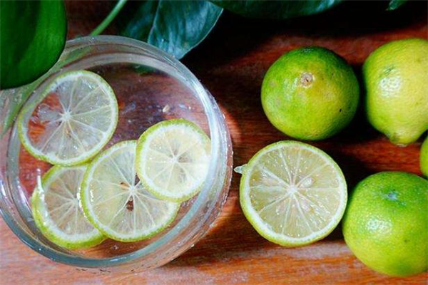 青檸檬泡水為什么苦 青檸檬泡水苦怎么辦 青檸檬泡水為什么苦 青檸檬泡水苦怎么辦