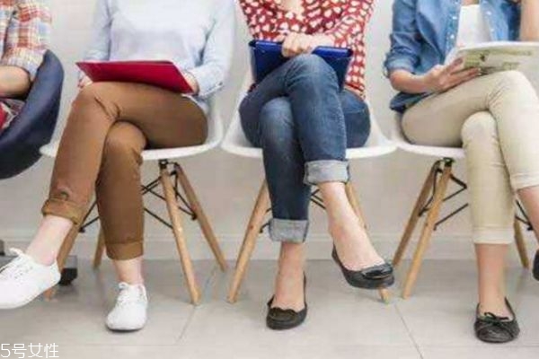 蹺二郎腿會導(dǎo)致o型腿嗎 蹺二郎腿會導(dǎo)致胯寬嗎 蹺二郎腿會導(dǎo)致o型腿嗎 蹺二郎腿會導(dǎo)致胯寬嗎
