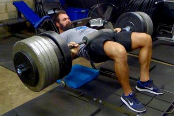 杠鈴?fù)螞_的杠是放在哪里 臀沖杠鈴放哪個位置 杠鈴?fù)螞_的杠是放在哪里 臀沖杠鈴放哪個位置