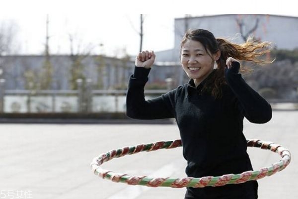 每天轉(zhuǎn)呼啦圈多長時間能減肥 如何轉(zhuǎn)呼啦圈減肥 每天轉(zhuǎn)呼啦圈多長時間能減肥 如何轉(zhuǎn)呼啦圈減肥