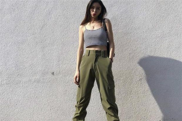 工裝褲上面配什么衣服好看 女生工裝褲穿搭 工裝褲上面配什么衣服好看 女生工裝褲穿搭