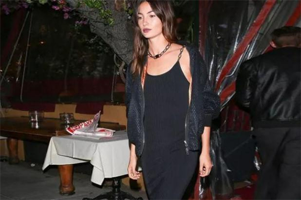 吊帶裙搭配什么外套好看 防曬必備單品 吊帶裙搭配什么外套好看 防曬必備單品