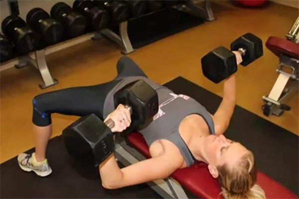 啞鈴平板臥推練哪里 啞鈴平板臥推練什么 啞鈴平板臥推練哪里 啞鈴平板臥推練什么