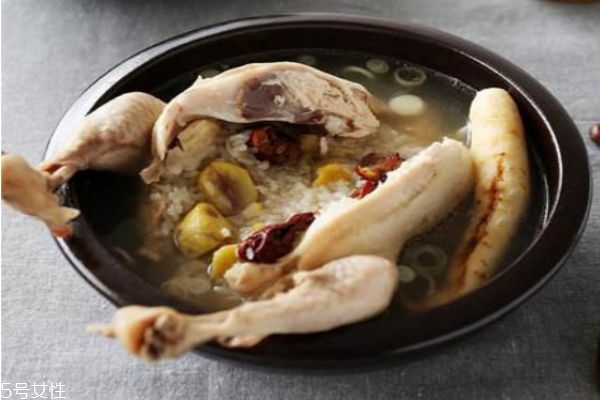 童子雞湯吃肉不如喝湯嗎 童子雞湯的營養(yǎng)價值 童子雞湯吃肉不如喝湯嗎 童子雞湯的營養(yǎng)價值