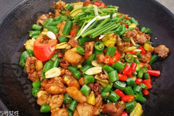 青椒童子雞怎么做好吃 青椒童子雞的做法 青椒童子雞怎么做好吃 青椒童子雞的做法