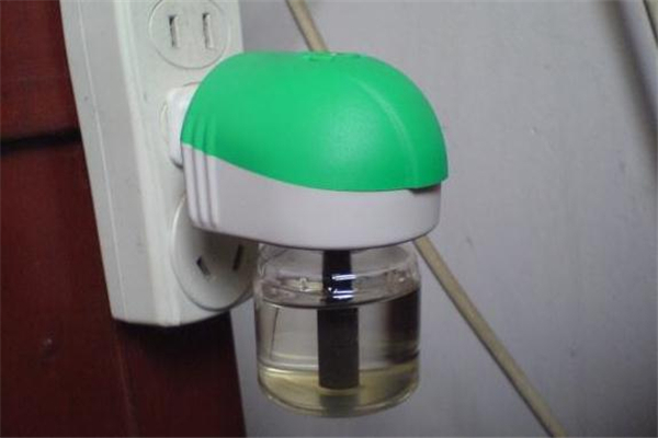 電蚊香液可以用花露水代替嗎 花露水能當(dāng)蚊香液用嗎 電蚊香液可以用花露水代替嗎 花露水能當(dāng)蚊香液用嗎