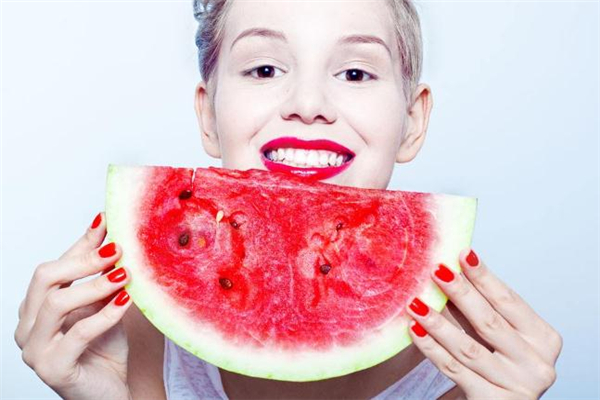 吃西瓜嘴麻是有農(nóng)藥嗎 吃西瓜舌頭發(fā)麻怎么辦 吃西瓜嘴麻是有農(nóng)藥嗎 吃西瓜舌頭發(fā)麻怎么辦