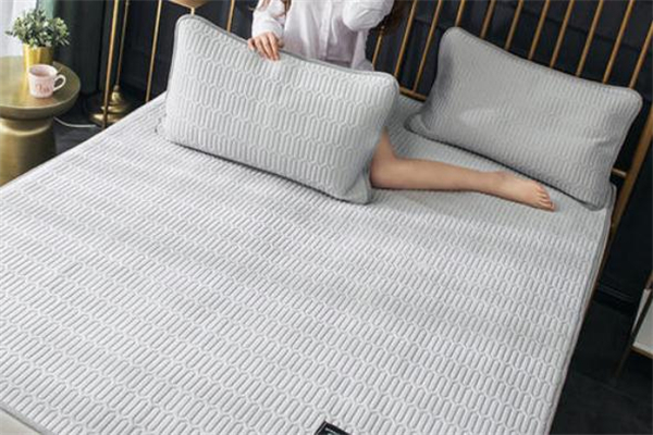 乳膠涼席和冰絲涼席哪個好 乳膠涼席和冰絲涼席區(qū)別 乳膠涼席和冰絲涼席哪個好 乳膠涼席和冰絲涼席區(qū)別