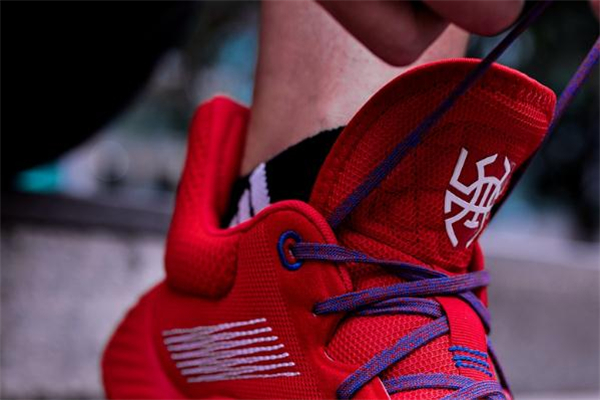 阿迪達(dá)斯米切爾一代實(shí)戰(zhàn)測評 米切爾一代腳感怎么樣 阿迪達(dá)斯米切爾一代實(shí)戰(zhàn)測評 米切爾一代腳感怎么樣