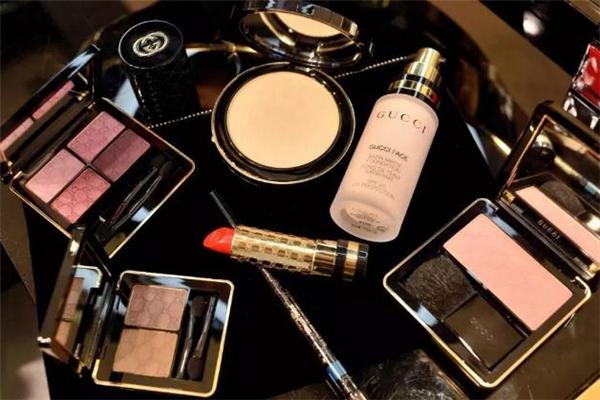 過期化妝品屬于什么垃圾 過期化妝品丟什么垃圾桶 過期化妝品屬于什么垃圾 過期化妝品丟什么垃圾桶