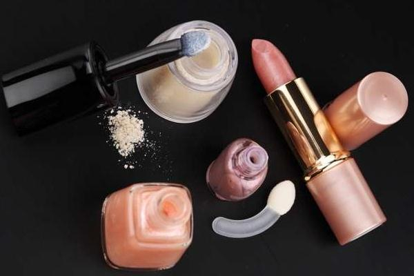 過期化妝品屬于什么垃圾 過期化妝品丟什么垃圾桶 過期化妝品屬于什么垃圾 過期化妝品丟什么垃圾桶