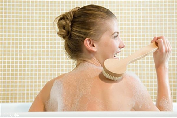 長期使用沐浴露會(huì)怎樣 沐浴露的危害 長期使用沐浴露會(huì)怎樣 沐浴露的危害