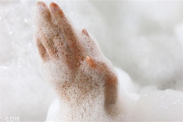 身體乳和沐浴露有什么不同 身體乳和沐浴露區(qū)別 身體乳和沐浴露有什么不同 身體乳和沐浴露區(qū)別