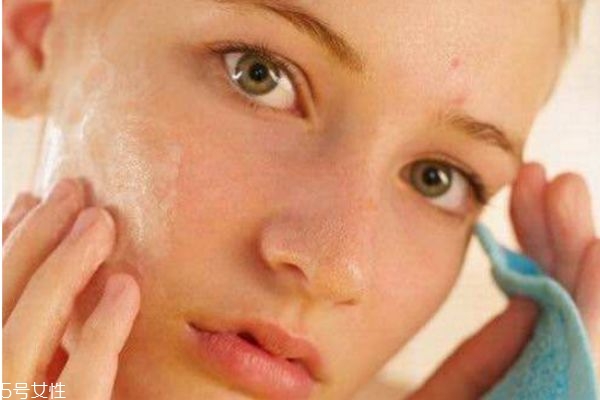 油皮變干皮是好事么 油皮變干皮是什么原因 油皮變干皮是好事么 油皮變干皮是什么原因