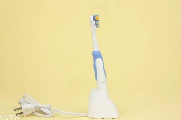 電動(dòng)牙刷買回來(lái)要先充電嗎 電動(dòng)牙刷充不進(jìn)電怎么回事 電動(dòng)牙刷買回來(lái)要先充電嗎 電動(dòng)牙刷充不進(jìn)電怎么回事