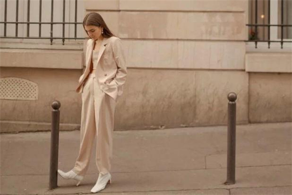 西裝套裝什么顏色好看 穿出高級(jí)感 西裝套裝什么顏色好看 穿出高級(jí)感