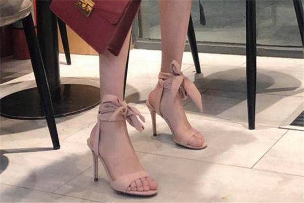 小ck綁帶蝴蝶結(jié)高跟鞋多少錢 小ck綁帶高跟鞋價格 小ck綁帶蝴蝶結(jié)高跟鞋多少錢 小ck綁帶高跟鞋價格