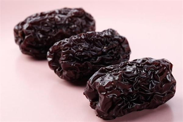 月經(jīng)期間能吃黑棗嗎 姨媽來(lái)了可以吃黑棗嗎 月經(jīng)期間能吃黑棗嗎 姨媽來(lái)了可以吃黑棗嗎