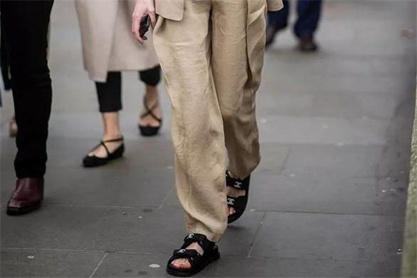 老爹涼鞋怎么搭配 老爹涼鞋時髦街拍 老爹涼鞋怎么搭配 老爹涼鞋時髦街拍