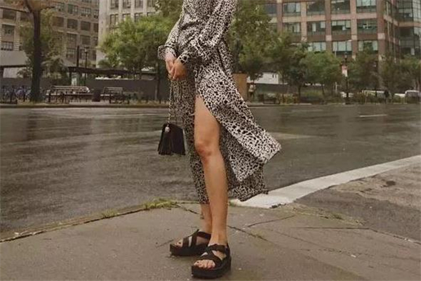 老爹涼鞋怎么搭配 老爹涼鞋時髦街拍 老爹涼鞋怎么搭配 老爹涼鞋時髦街拍