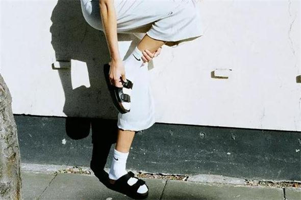 老爹涼鞋怎么搭配 老爹涼鞋時髦街拍 老爹涼鞋怎么搭配 老爹涼鞋時髦街拍