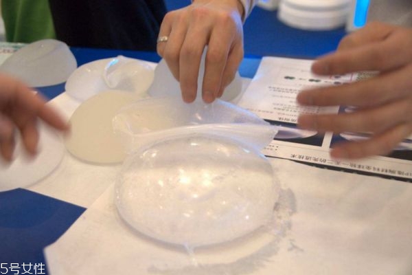 假體隆胸后多久才能趴著睡 假體隆胸趴著睡的好處 假體隆胸后多久才能趴著睡 假體隆胸趴著睡的好處