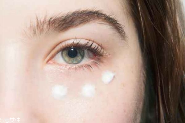 眼部可以涂防曬嗎 防曬霜能抹在眼部嗎 眼部可以涂防曬嗎 防曬霜能抹在眼部嗎