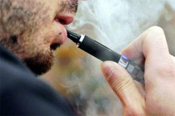 大學(xué)生吸網(wǎng)購電子煙入院 電子煙有什么危害