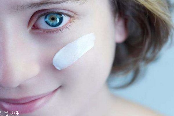 眼部可以涂防曬嗎 防曬霜能抹在眼部嗎 眼部可以涂防曬嗎 防曬霜能抹在眼部嗎