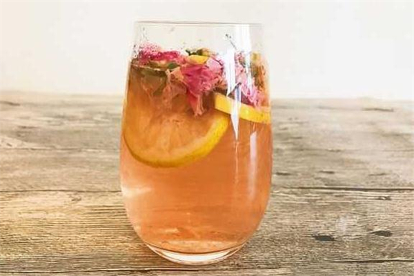 玫瑰檸檬茶能天天喝嗎 玫瑰檸檬茶的功效與禁忌 玫瑰檸檬茶能天天喝嗎 玫瑰檸檬茶的功效與禁忌