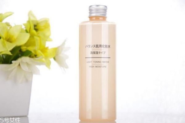 化妝水和卸妝水有什么區(qū)別 卸妝水與爽膚水區(qū)別 化妝水和卸妝水有什么區(qū)別 卸妝水與爽膚水區(qū)別