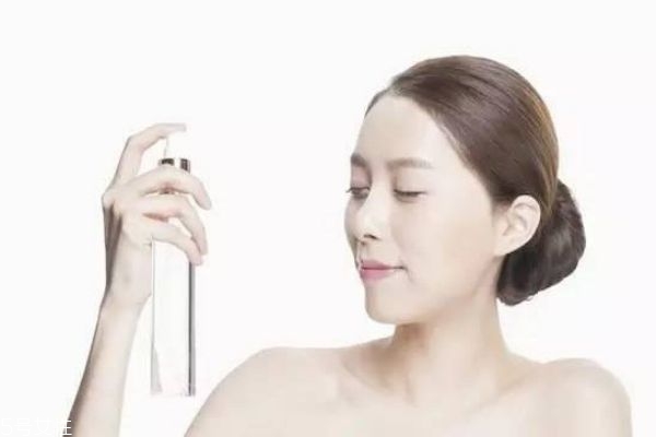 化妝水和卸妝水有什么區(qū)別 卸妝水與爽膚水區(qū)別 化妝水和卸妝水有什么區(qū)別 卸妝水與爽膚水區(qū)別